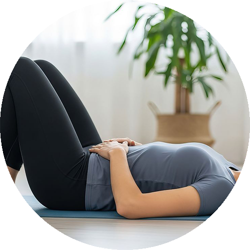 Trainer erklärt in einer kleinen Gruppe Übungen für eine starke Beckenbodenmuskulatur.