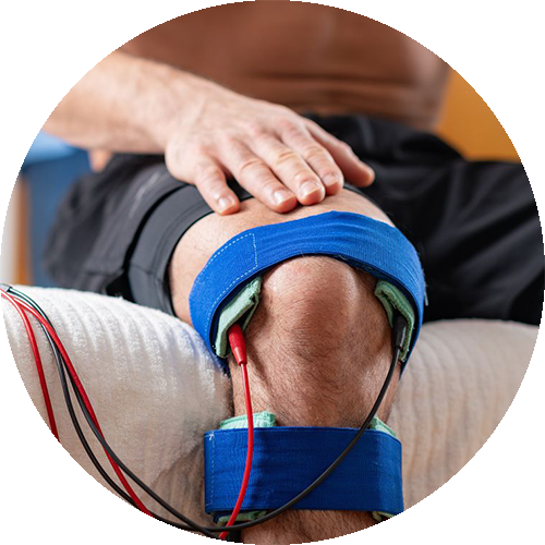 Elektroden sind an einem Bein befestigt und senden sanfte elektrische Impulse aus.